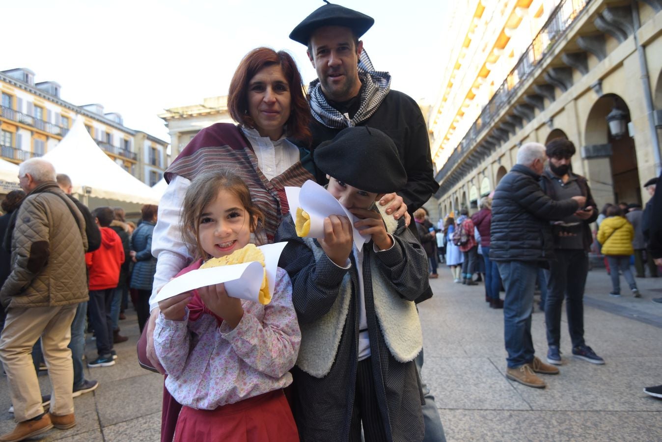 Los donostiarras han madrugado para ir a la feria desde primera hora de la mañana para ver a los animales en la Plaza Okendo y a la cerda en la Constitución