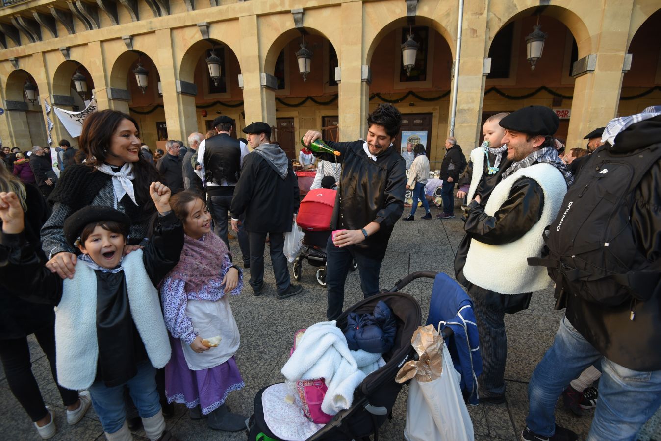 Los donostiarras han madrugado para ir a la feria desde primera hora de la mañana para ver a los animales en la Plaza Okendo y a la cerda en la Constitución