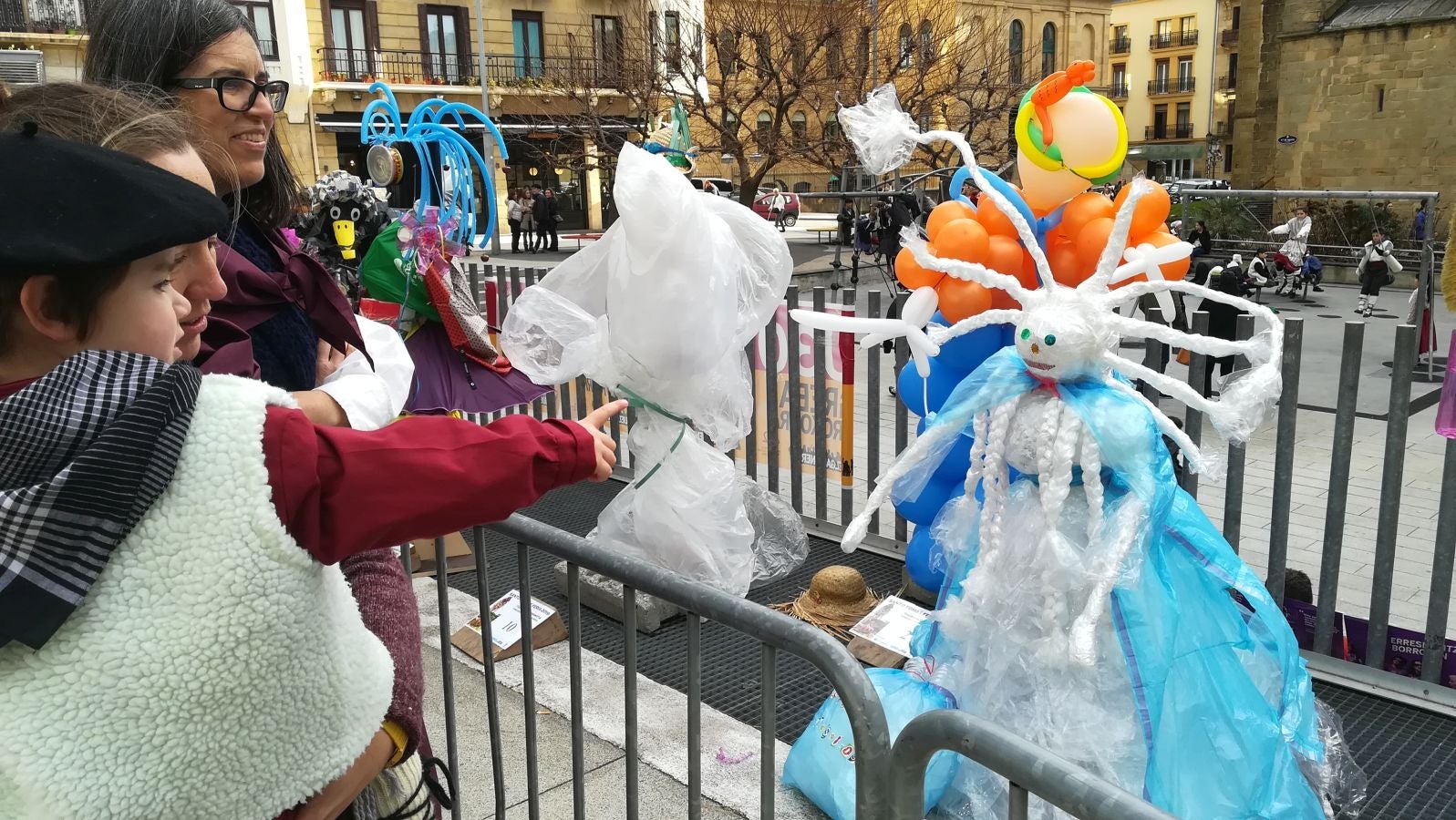 Ambiente festivo en Donostia desde bien temprano. 