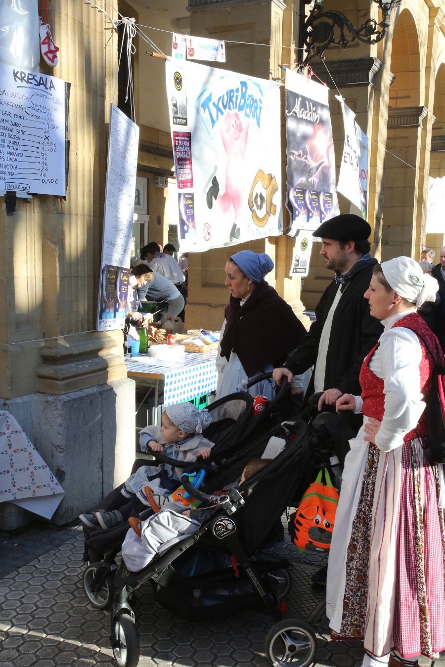Ambiente festivo en Donostia desde bien temprano. 