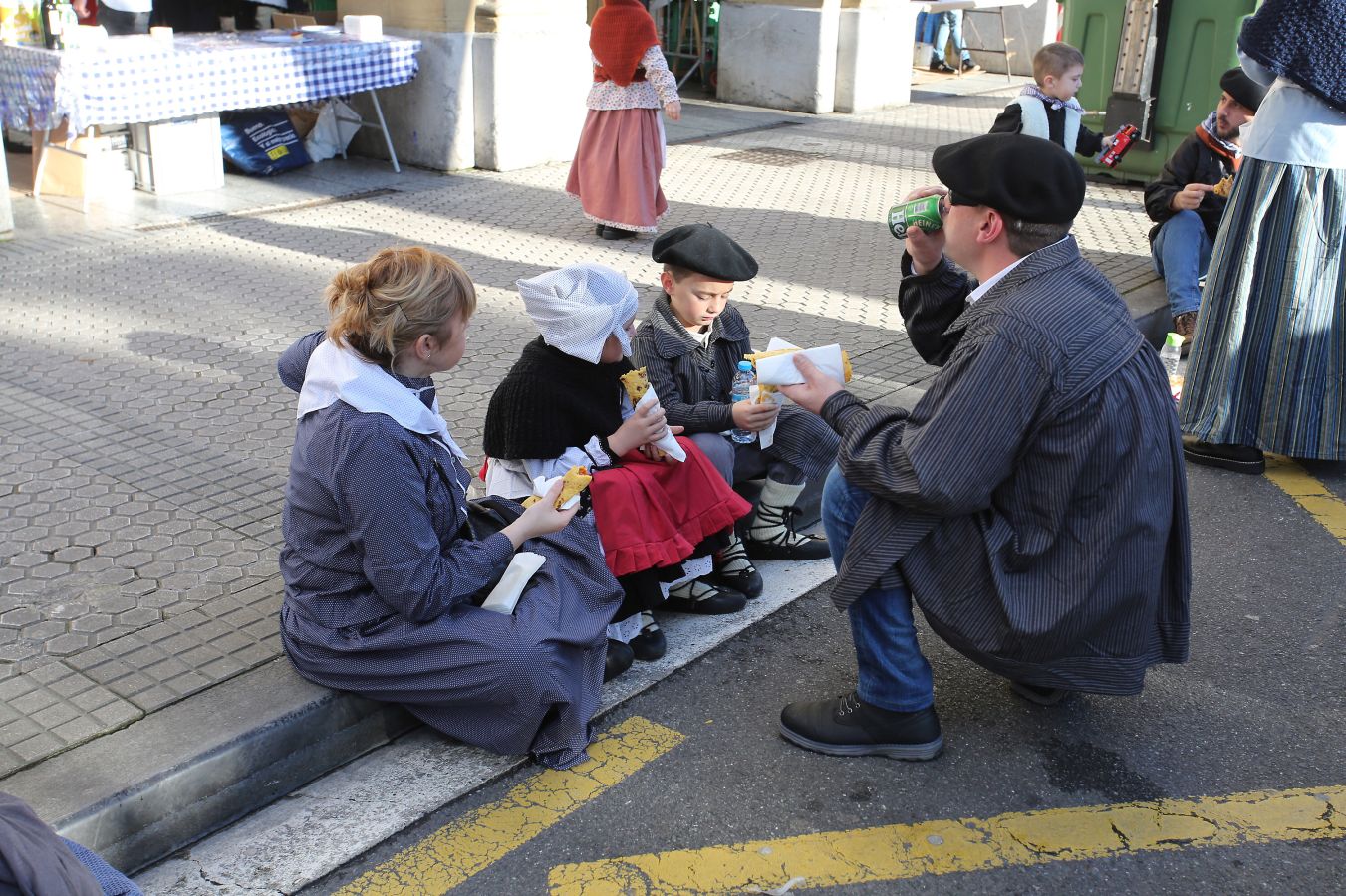Ambiente festivo en Donostia desde bien temprano. 