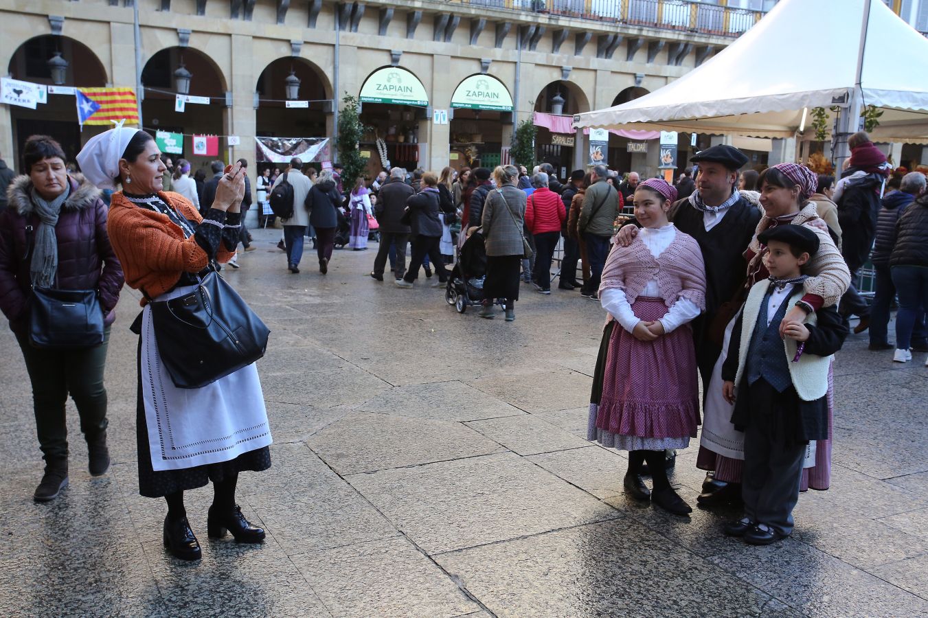 Ambiente festivo en Donostia desde bien temprano. 