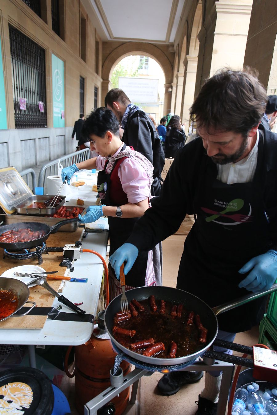 Ambiente festivo en Donostia desde bien temprano. 