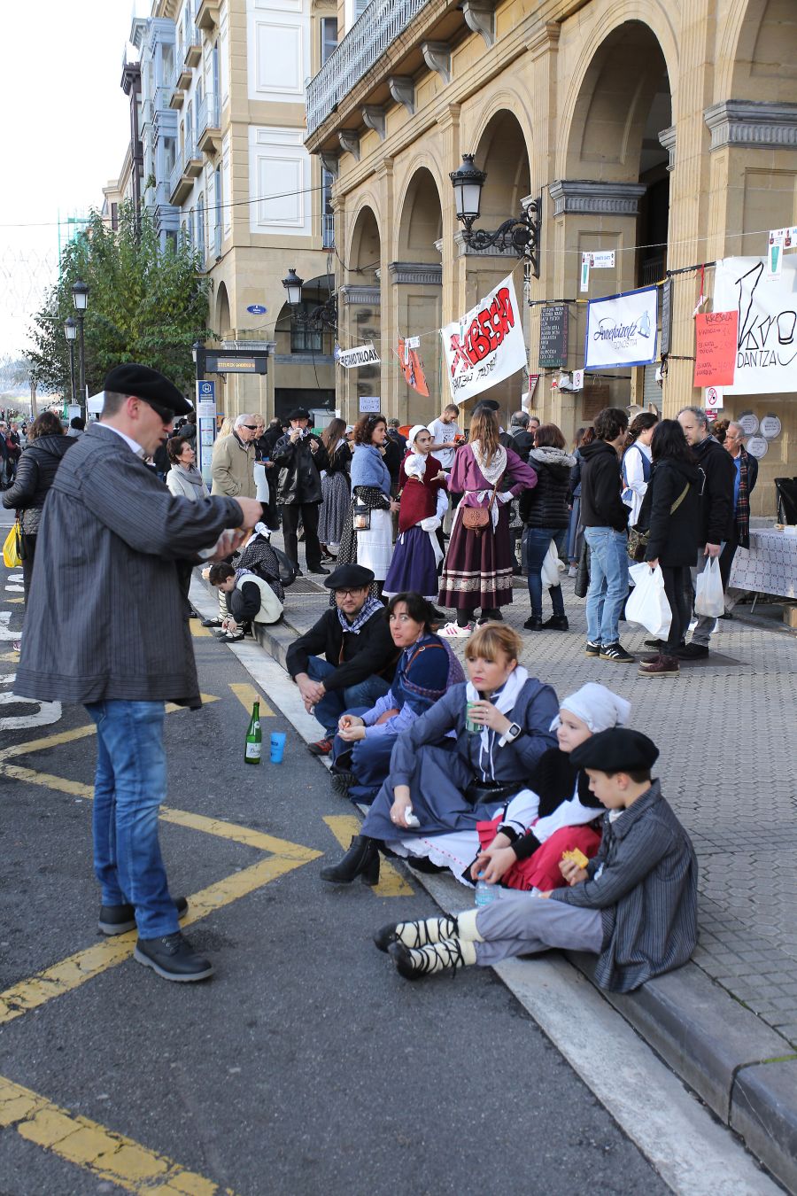 Ambiente festivo en Donostia desde bien temprano. 