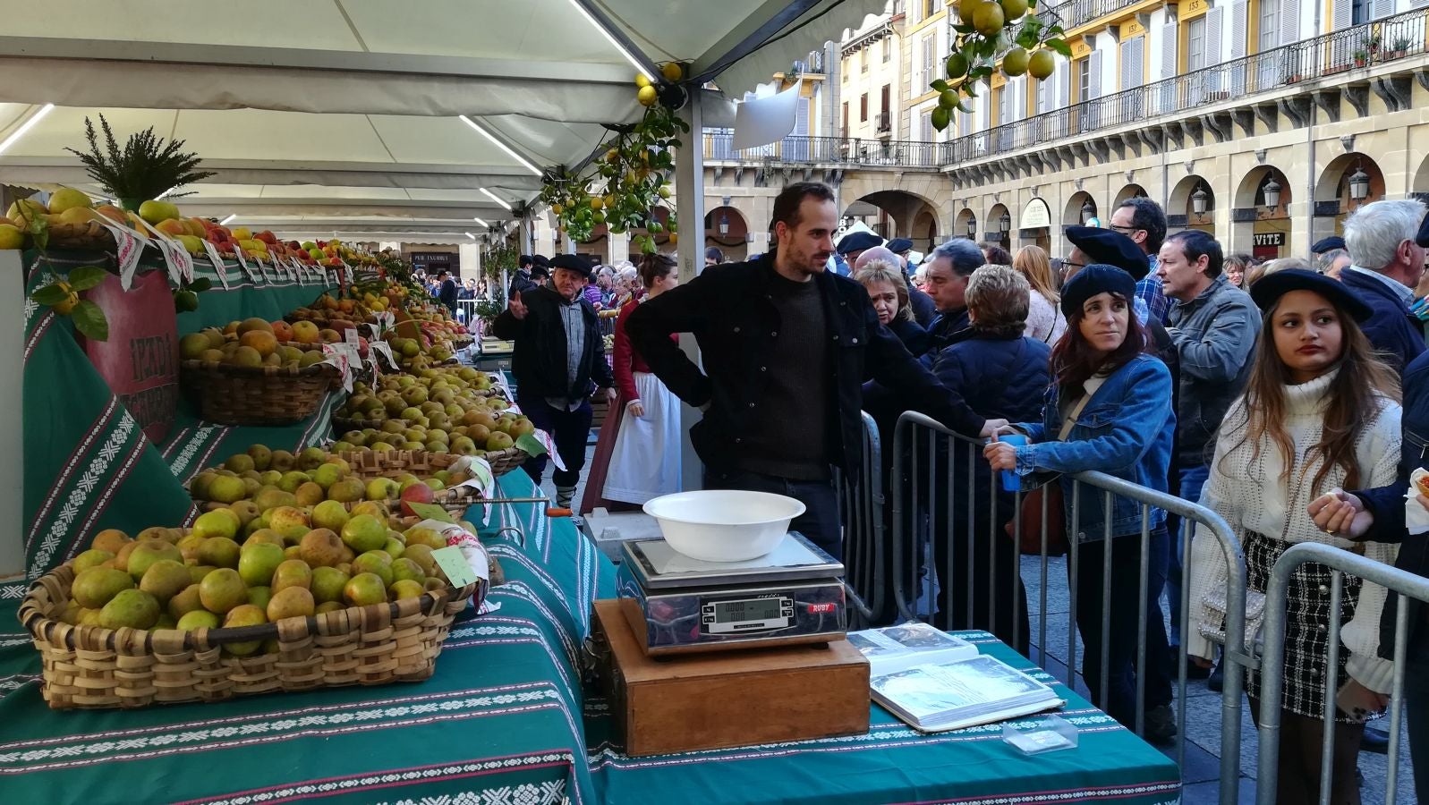 Ambiente festivo en Donostia desde bien temprano. 