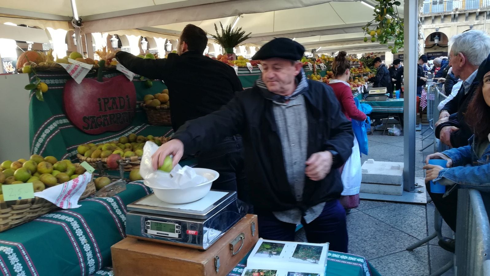 Ambiente festivo en Donostia desde bien temprano. 