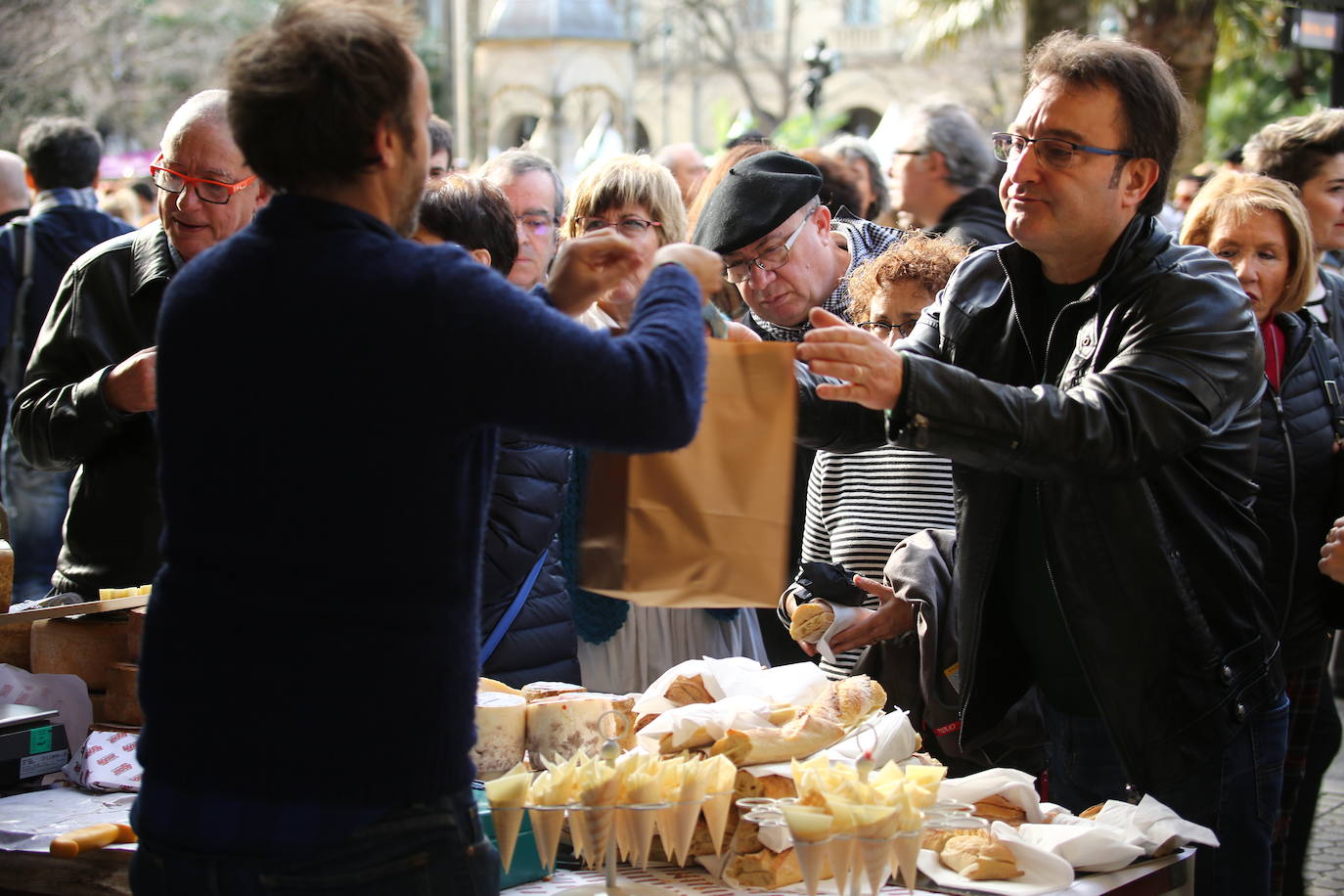 Ambiente festivo en Donostia desde bien temprano. 