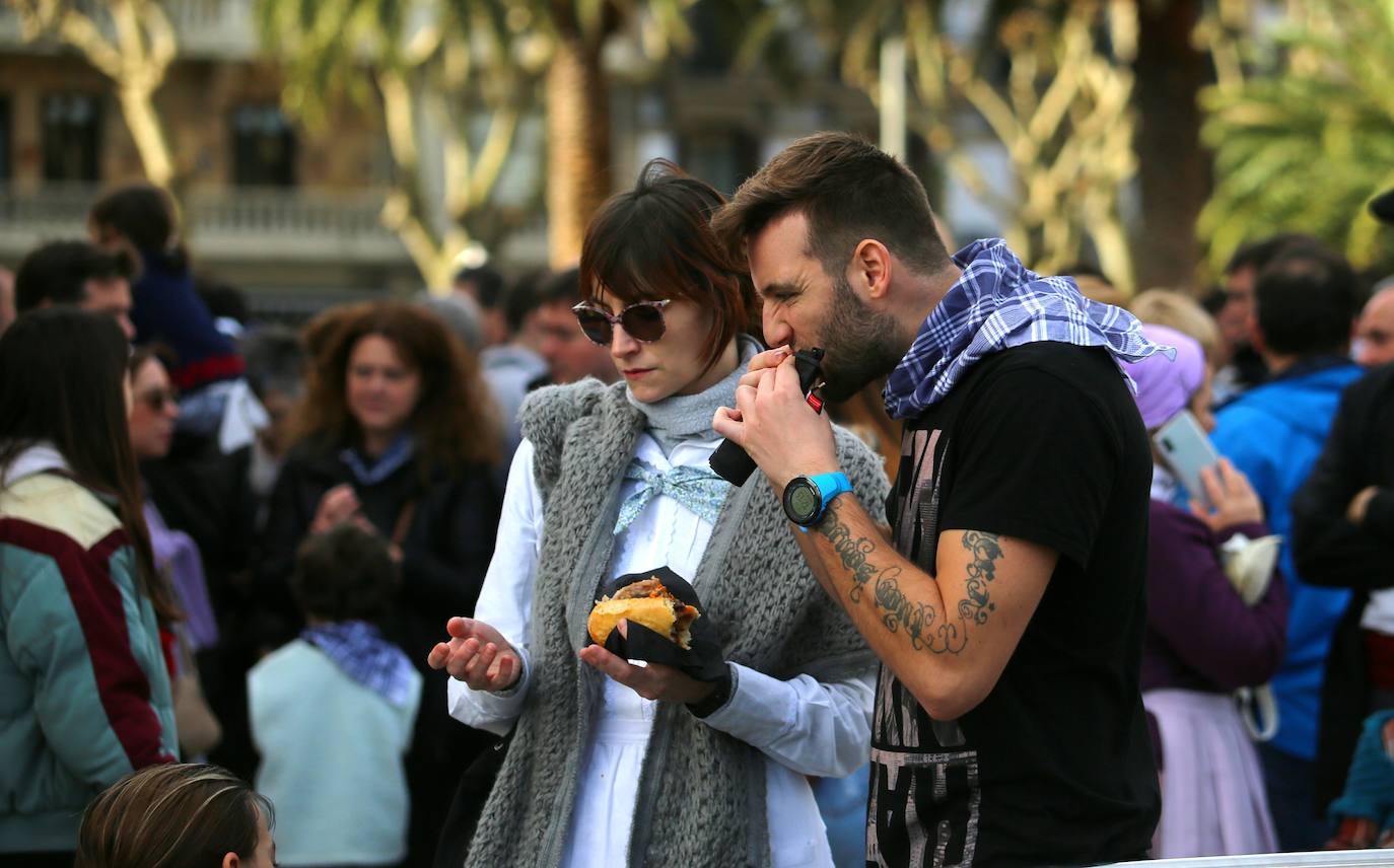 Ambiente festivo en Donostia desde bien temprano. 