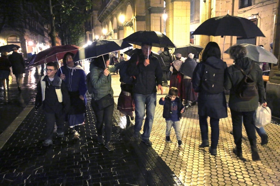 Ambiente festivo en Donostia desde bien temprano. 
