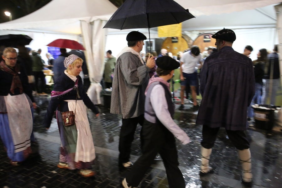 Ambiente festivo en Donostia desde bien temprano. 