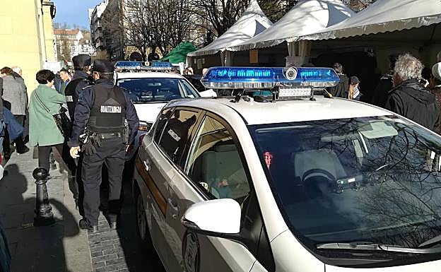 Los agentes introdujeron el género confiscado en los coches. 