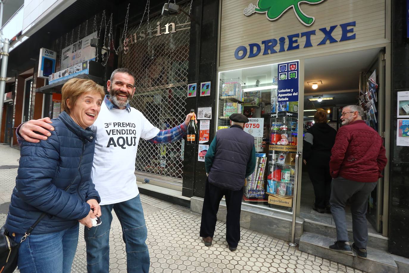 Dos décimos del tercer premio y seis de los quintos 66212 y 81610 dejan en Donostia, Trintxerpe, Irun, Aretxabaleta y Urretxu apenas 136.000 euros, la cifra más baja de los últimos años