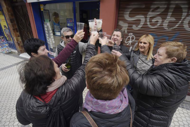 Dos décimos del tercero, 00750, han dejado 100.000 euros en Trintxerpe y Donostia. Un quinto, el 66.212, ha repartido tres décimos en sendas administraciones de la capital, Aretxabaleta y Urretxu.