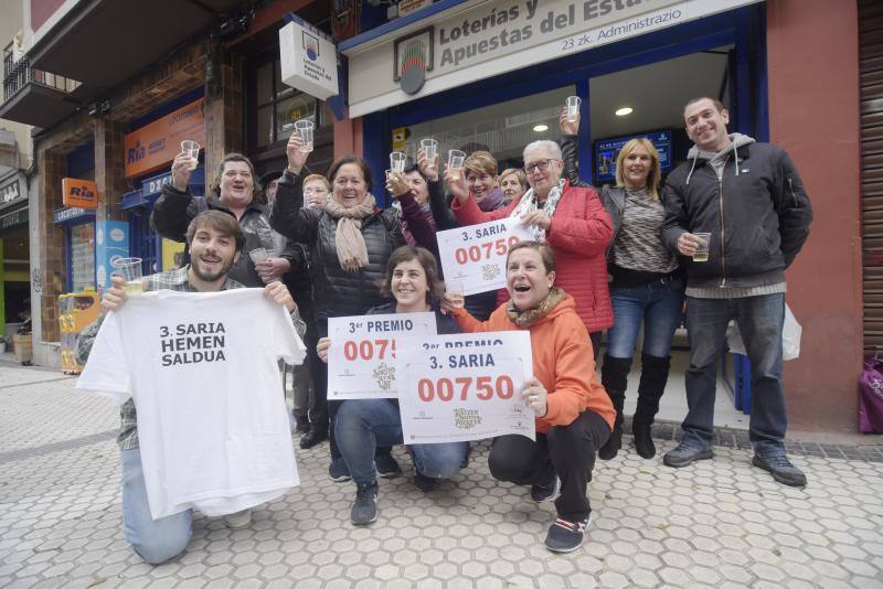 Dos décimos del tercero, 00750, han dejado 100.000 euros en Trintxerpe y Donostia. Un quinto, el 66.212, ha repartido tres décimos en sendas administraciones de la capital, Aretxabaleta y Urretxu.