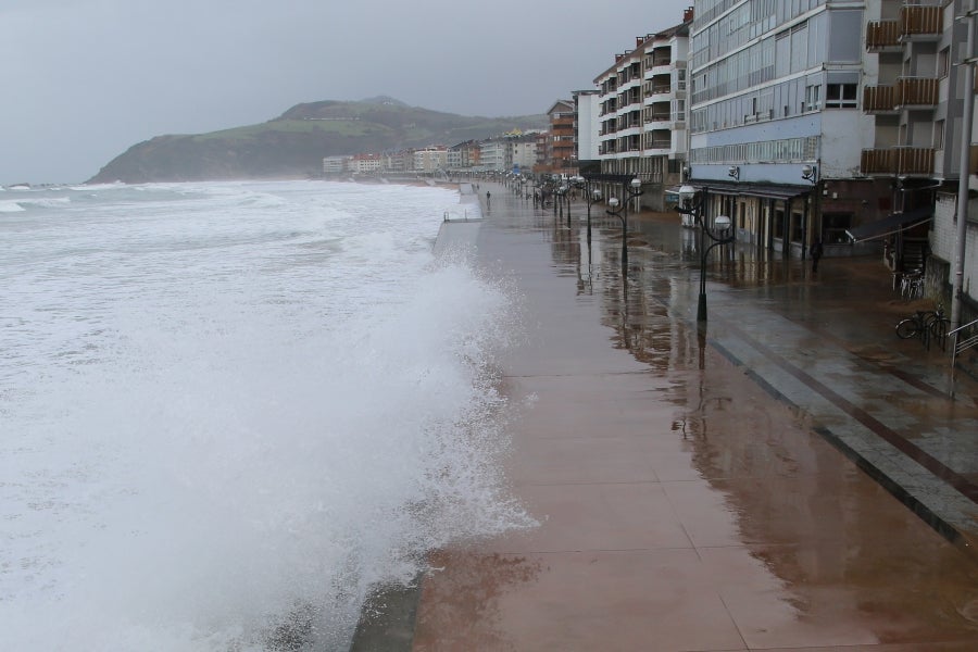 'Fabien', la profunda borrasca atlántica, que durante los últimos días ha azotado a Gipuzkoa, se aleja rápidamente de la península. 