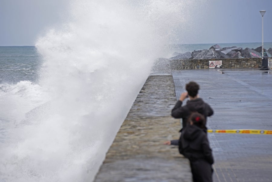 'Fabien', la profunda borrasca atlántica, que durante los últimos días ha azotado a Gipuzkoa, se aleja rápidamente de la península. 