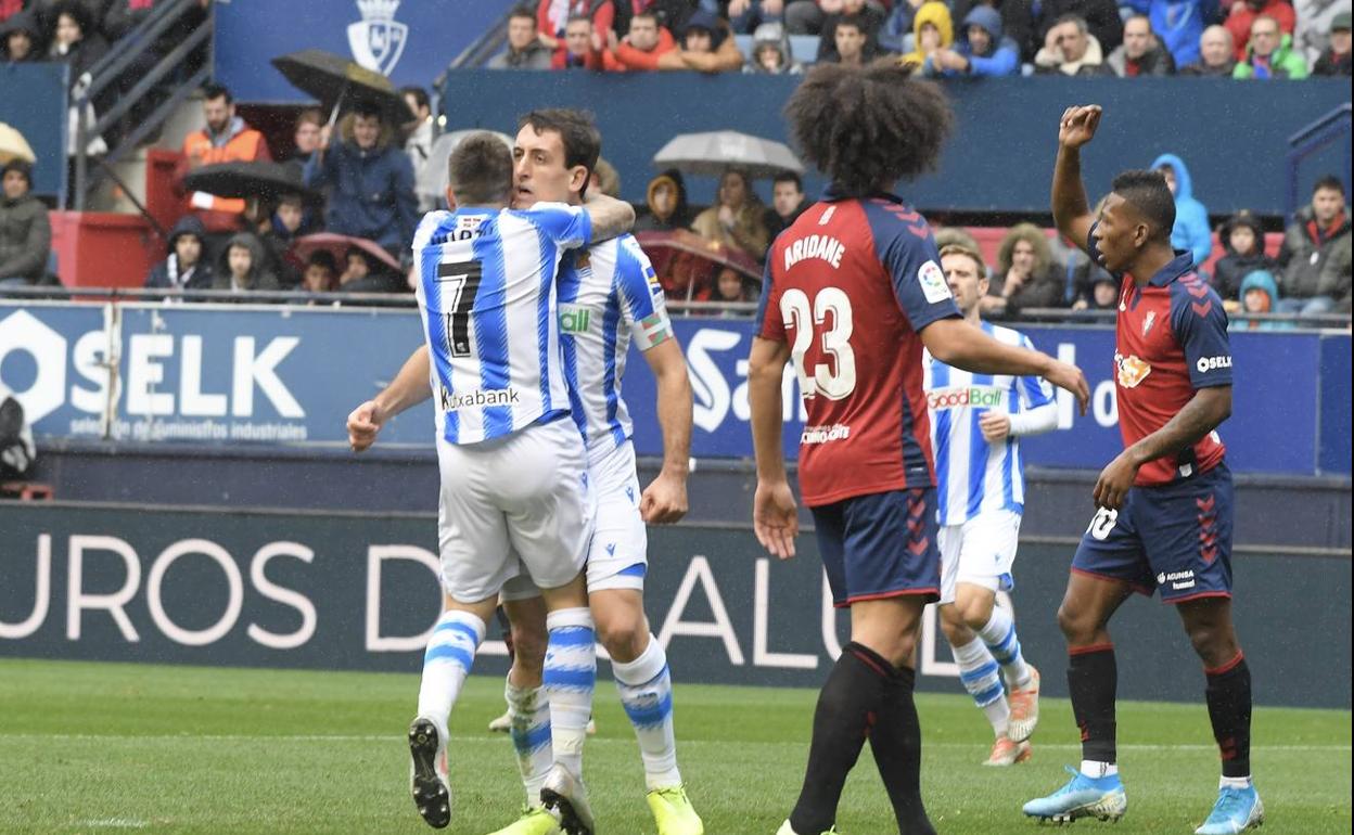 Portu abraza a Oyarzabal tras el primer gol de la Real Sociedad ante Osasuna. 