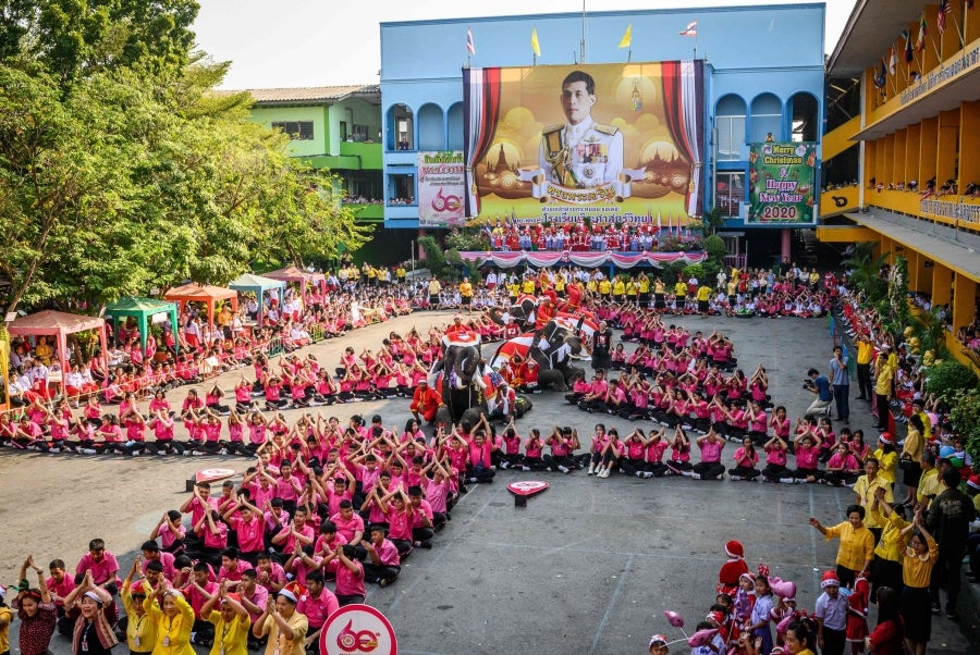 Un mahout entrena a su elefante, vestido con un disfraz de Papá Noel, antes de la presentación que harán ambos delante de los escolares, a modo de celebración navideña en Ayutthaya. 