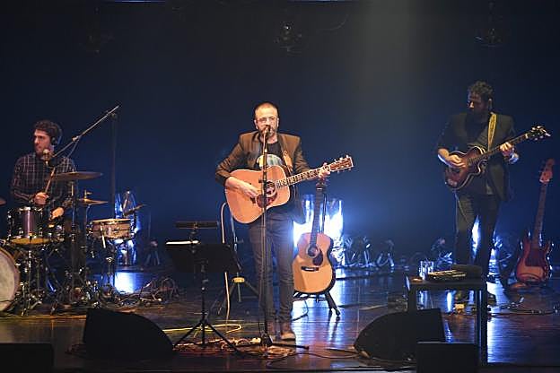 Eñaut Elorrieta, en el centro, flanqueado por Ander Zulaika (batería) y 'Lutxo' Neira (bajo). 