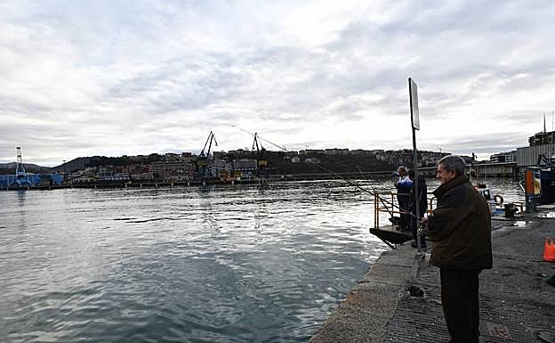 Pescadores, este lunes en Pasai San Pedro.