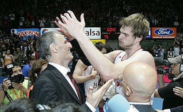 Dusko Ivanovic y Tiago Splitter, tras proclamase el Baskonia campeón de Liga, en 2010. 