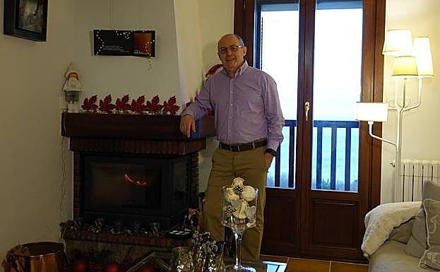 Juan Karlos Izagirre, junto a la chimenea de su casa de Igeldo.