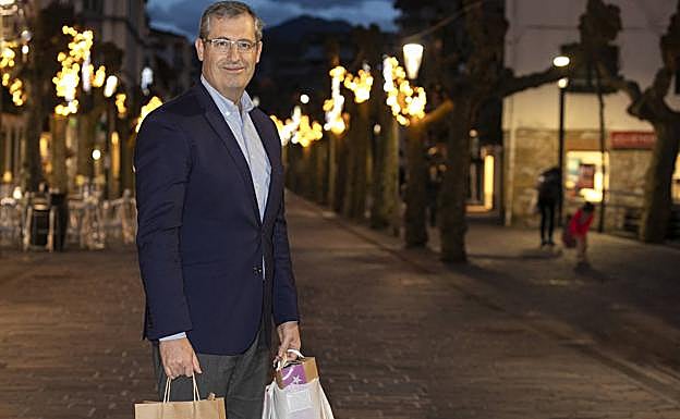 Markel Olano hace las últimas compras para preparar la cena de hoy, en la calle San Pedro de Hondarribia.