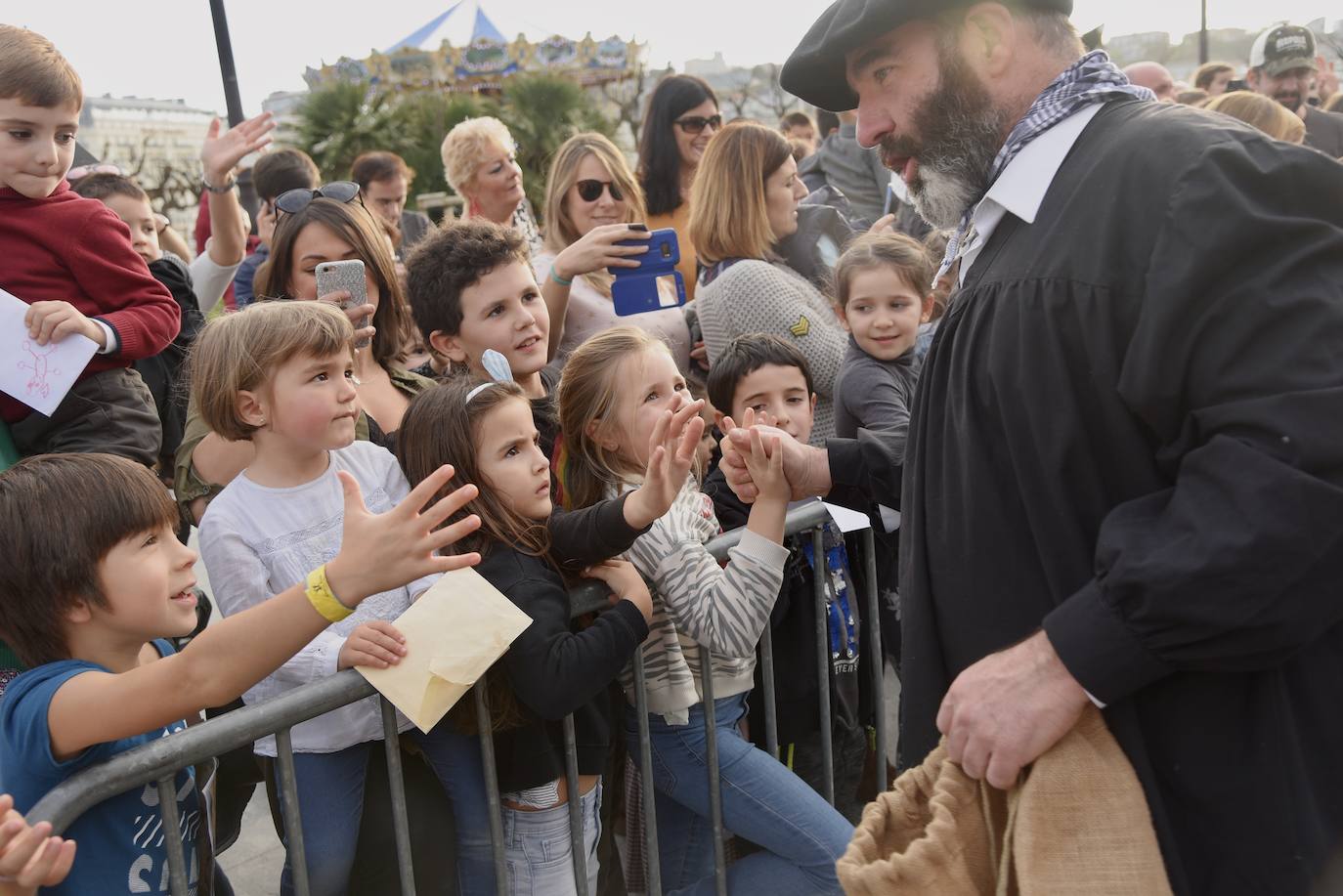 Olentzero y Mari Domingo han recorrido todos los rincones de San Sebastián para recoger las peticiones de los más pequeños.