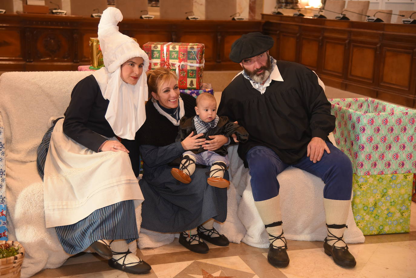 Olentzero y Mari Domingo han recorrido todos los rincones de San Sebastián para recoger las peticiones de los más pequeños.