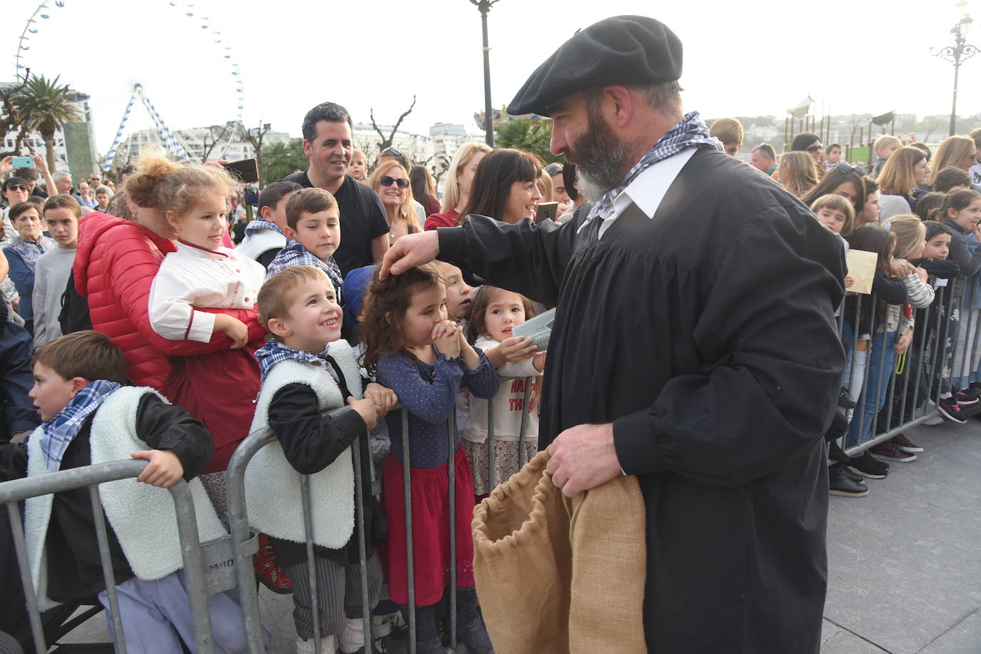 Olentzero y Mari Domingo han recorrido todos los rincones de San Sebastián para recoger las peticiones de los más pequeños.