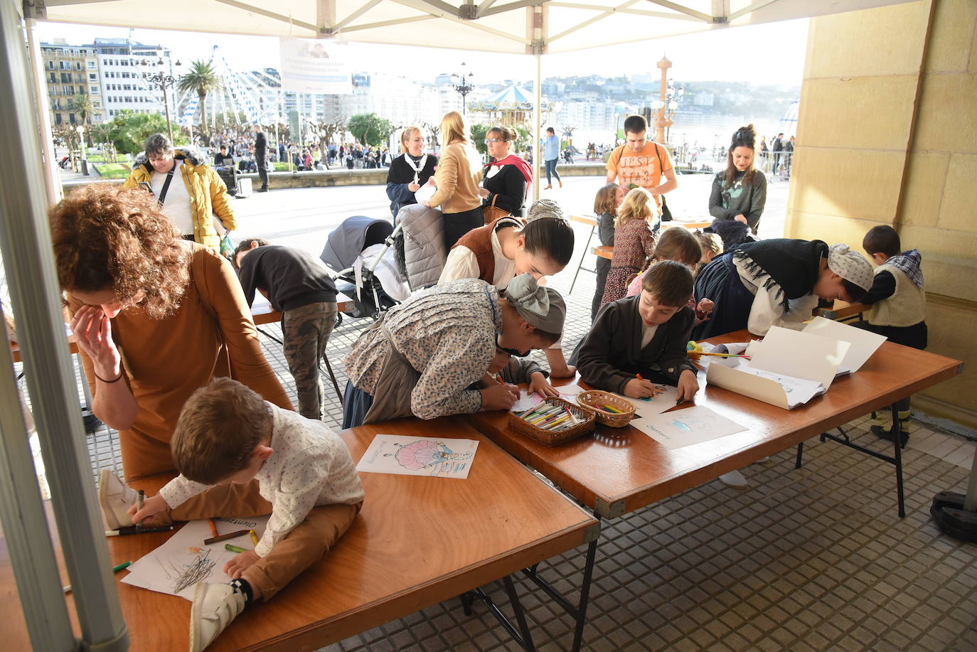 Olentzero y Mari Domingo han recorrido todos los rincones de San Sebastián para recoger las peticiones de los más pequeños.