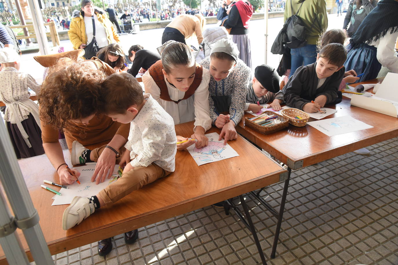 Olentzero y Mari Domingo han recorrido todos los rincones de San Sebastián para recoger las peticiones de los más pequeños.