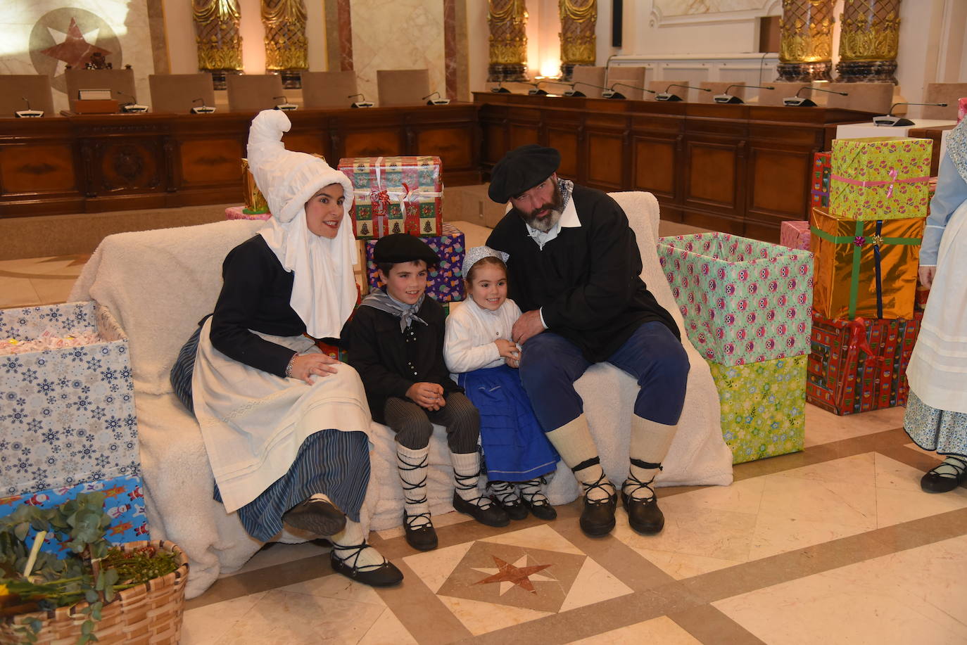 Olentzero y Mari Domingo han recorrido todos los rincones de San Sebastián para recoger las peticiones de los más pequeños.