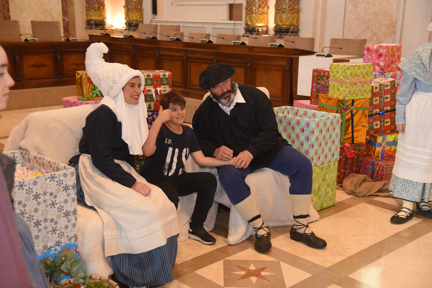 Olentzero y Mari Domingo han recorrido todos los rincones de San Sebastián para recoger las peticiones de los más pequeños.