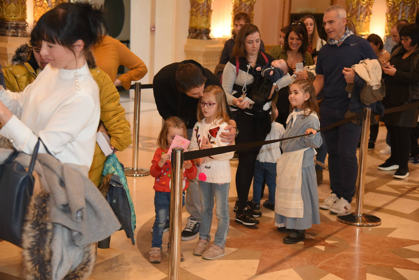 Olentzero y Mari Domingo han recorrido todos los rincones de San Sebastián para recoger las peticiones de los más pequeños.