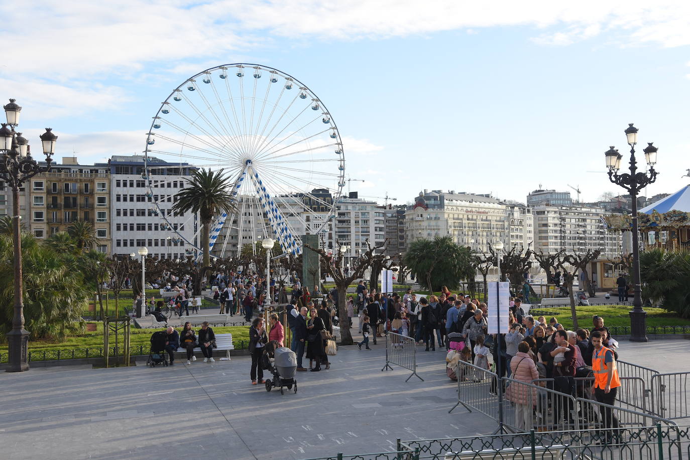 Olentzero y Mari Domingo han recorrido todos los rincones de San Sebastián para recoger las peticiones de los más pequeños.