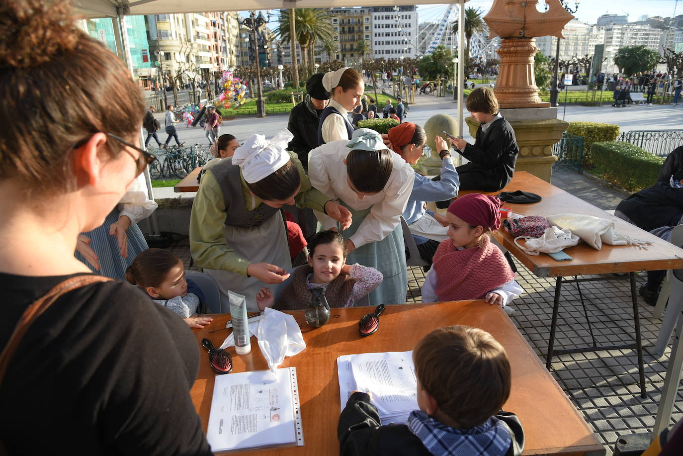 Olentzero y Mari Domingo han recorrido todos los rincones de San Sebastián para recoger las peticiones de los más pequeños.