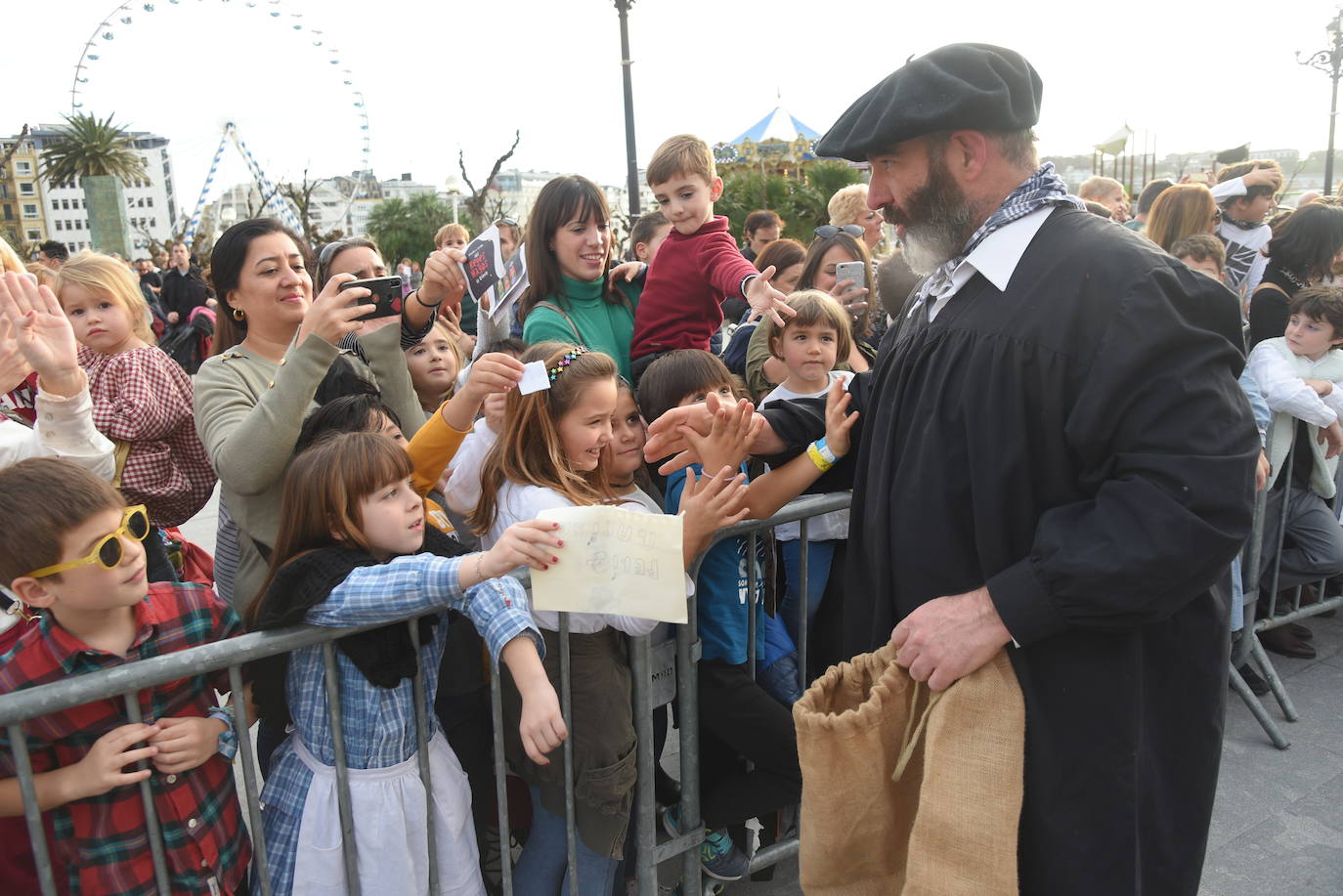 Olentzero y Mari Domingo han recorrido todos los rincones de San Sebastián para recoger las peticiones de los más pequeños.