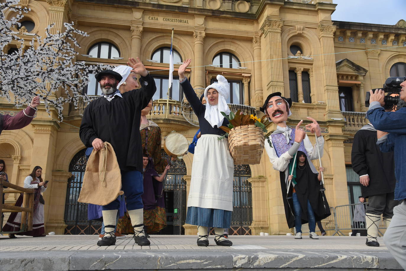 Olentzero y Mari Domingo han recorrido todos los rincones de San Sebastián para recoger las peticiones de los más pequeños.