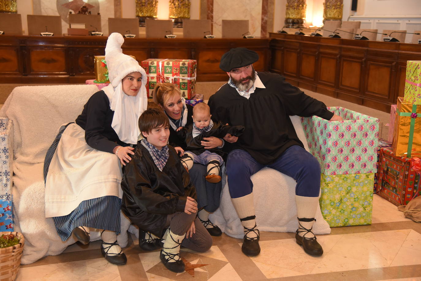 Olentzero y Mari Domingo han recorrido todos los rincones de San Sebastián para recoger las peticiones de los más pequeños.