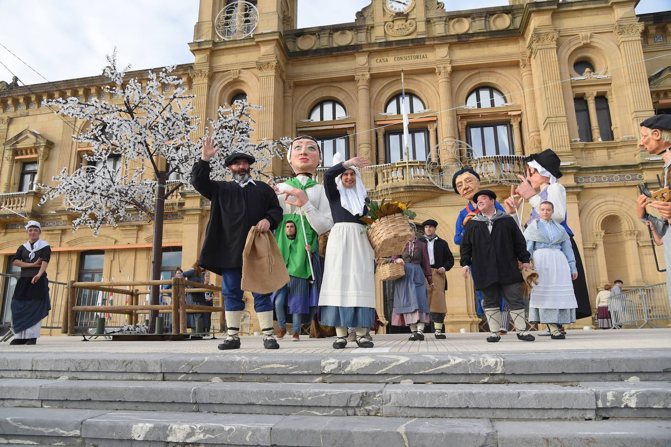 Olentzero y Mari Domingo han recorrido todos los rincones de San Sebastián para recoger las peticiones de los más pequeños.
