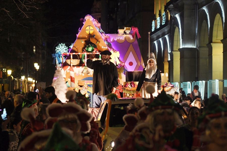 Olentzero y Mari Domingo han recorrido todos los rincones de San Sebastián para recoger las peticiones de los más pequeños.