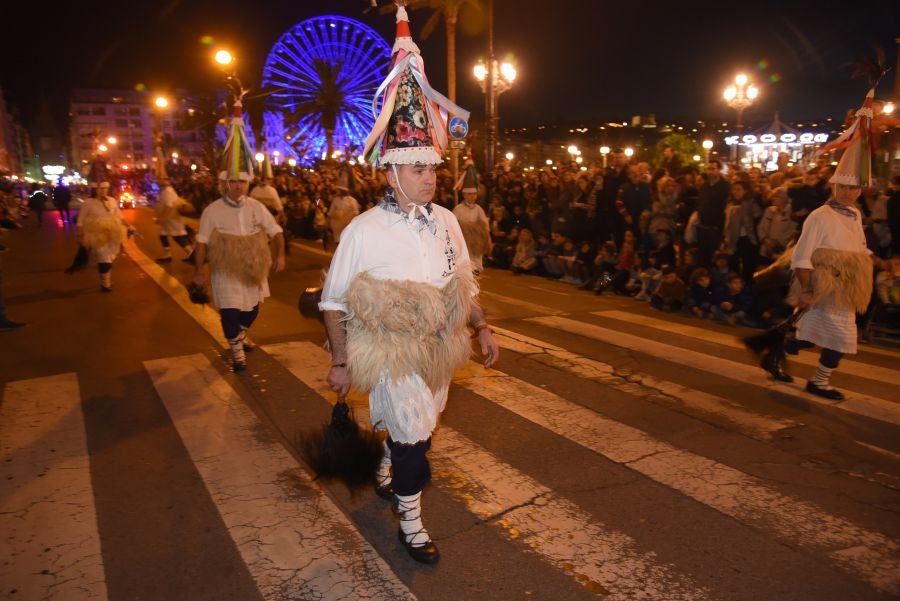 Olentzero y Mari Domingo han recorrido todos los rincones de San Sebastián para recoger las peticiones de los más pequeños.