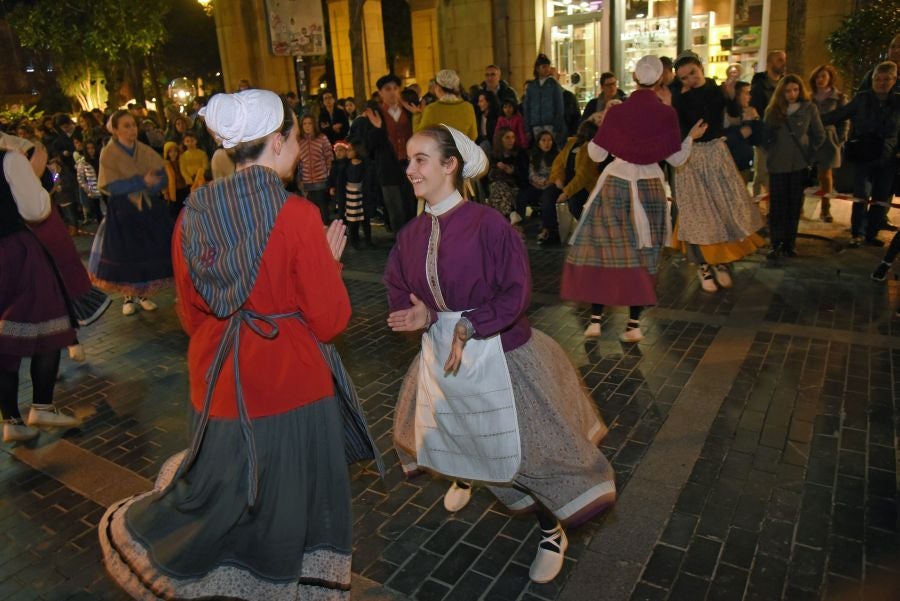 Olentzero y Mari Domingo han recorrido todos los rincones de San Sebastián para recoger las peticiones de los más pequeños.