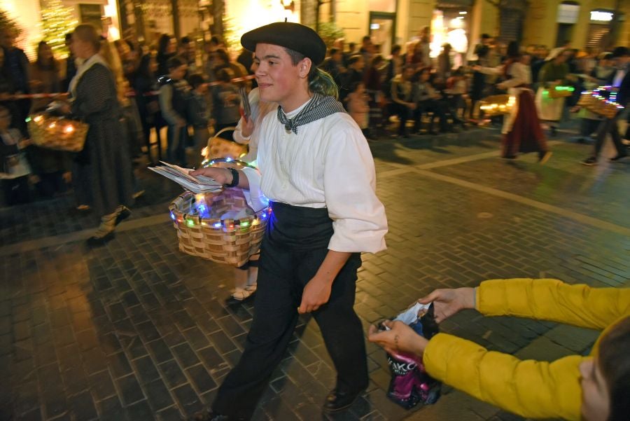 Olentzero y Mari Domingo han recorrido todos los rincones de San Sebastián para recoger las peticiones de los más pequeños.