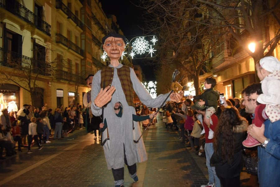 Olentzero y Mari Domingo han recorrido todos los rincones de San Sebastián para recoger las peticiones de los más pequeños.