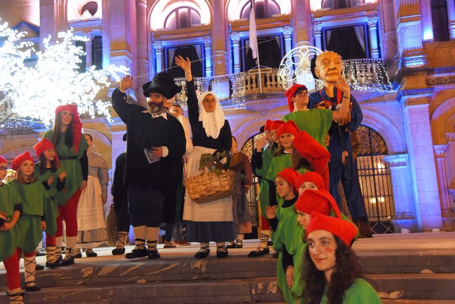 Olentzero y Mari Domingo han recorrido todos los rincones de San Sebastián para recoger las peticiones de los más pequeños.