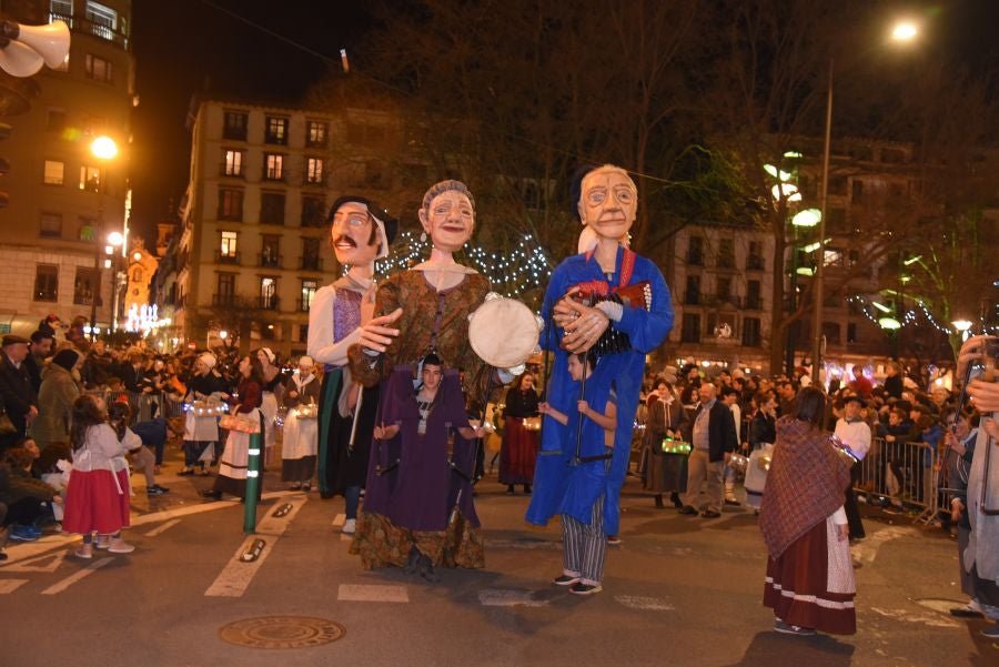 Olentzero y Mari Domingo han recorrido todos los rincones de San Sebastián para recoger las peticiones de los más pequeños.