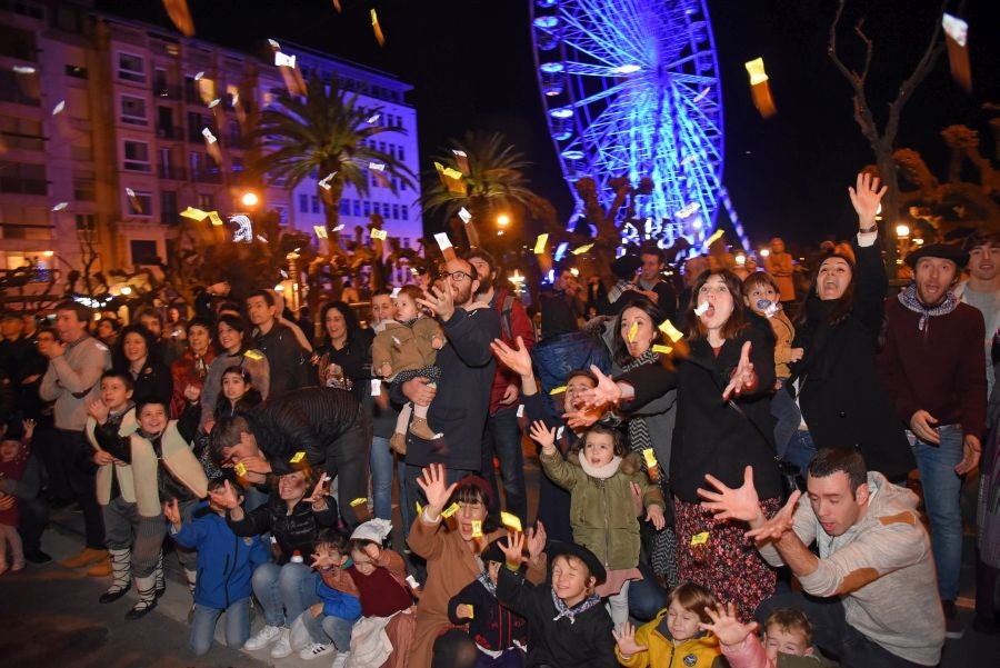 Olentzero y Mari Domingo han recorrido todos los rincones de San Sebastián para recoger las peticiones de los más pequeños.