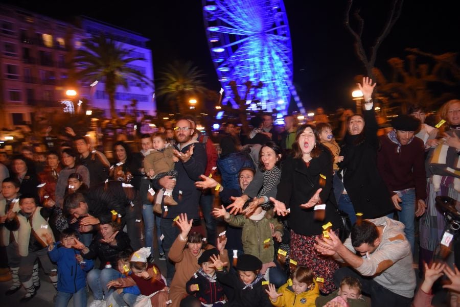Olentzero y Mari Domingo han recorrido todos los rincones de San Sebastián para recoger las peticiones de los más pequeños.